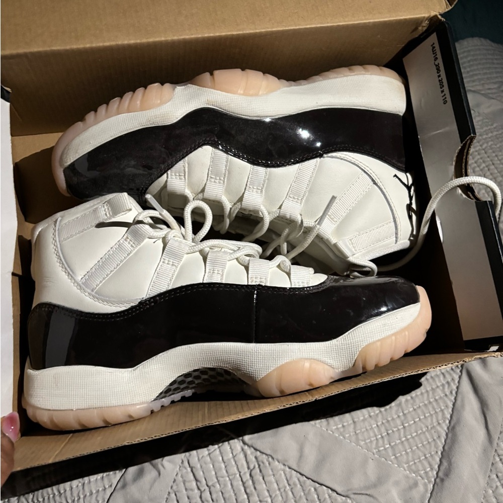 Women's Black and White Sneakers Retro 11 Jordan